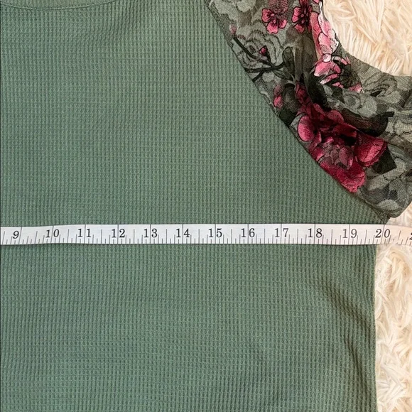 MIHOLL Size Medium Sage Green Long-Sleeve Thermal Top with Pink Floral Sleeves - Picture 8 of 9